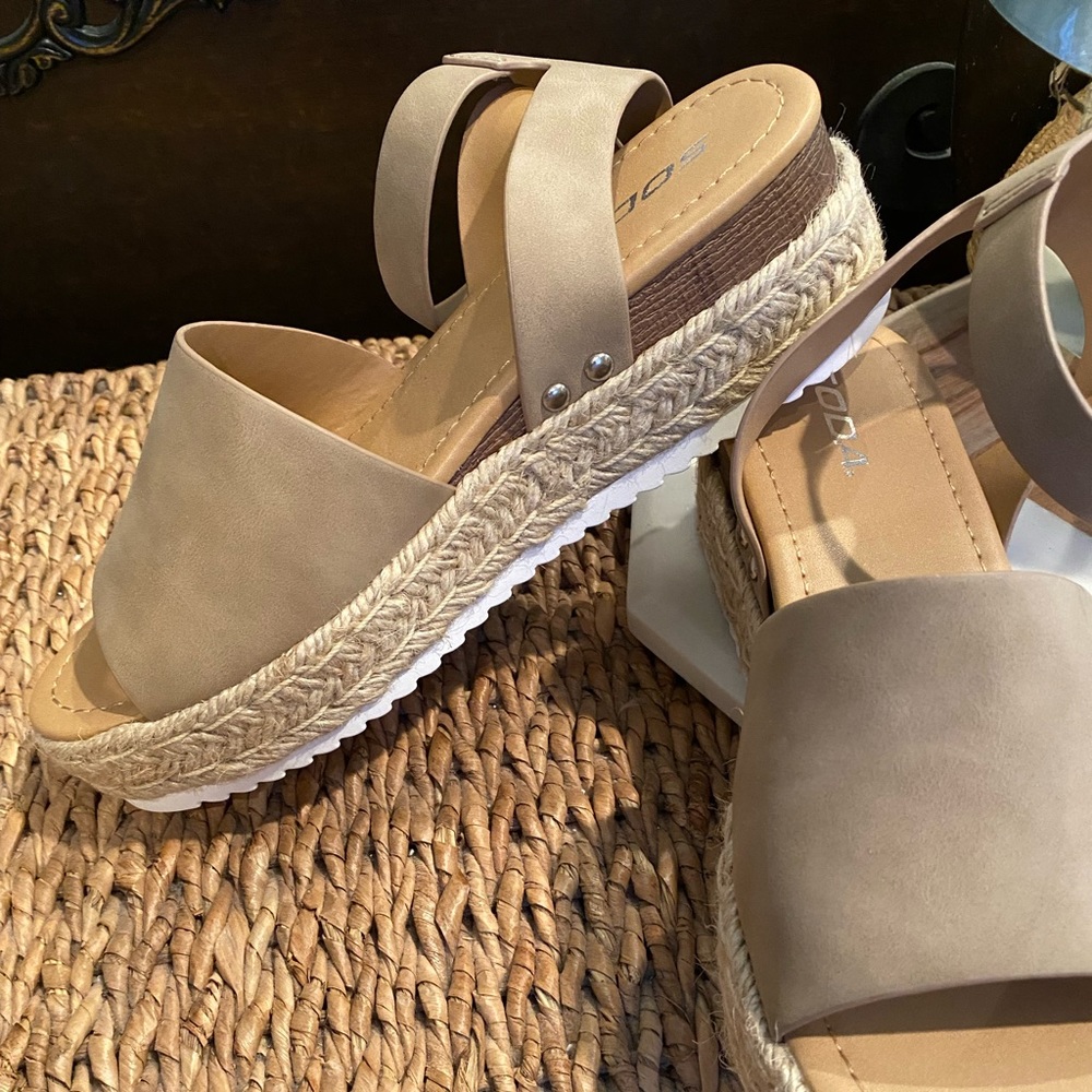 Fun platform sandal/NWOT